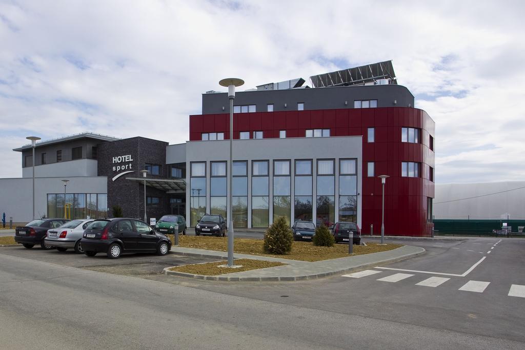 Hotel Sport Ivanic Grad Bagian luar foto